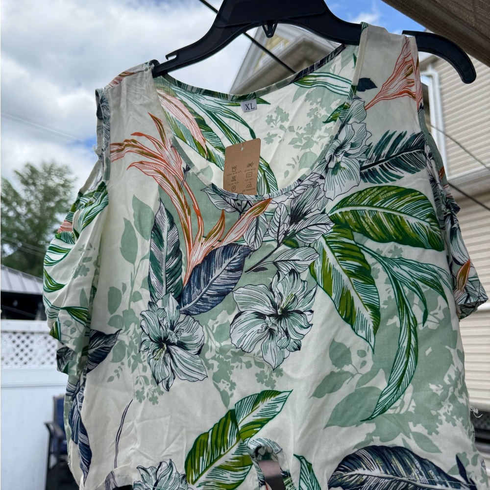 Green Cut Out Top with Relaxed Botanical Design Size XL